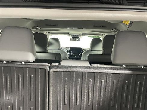 Certified 2025 Toyota Highlander XLE image 12