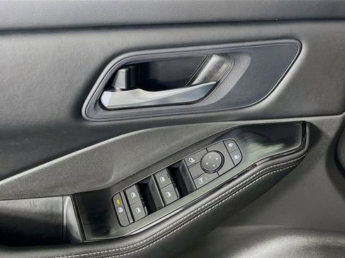 Used 2024 Nissan Rogue SV image 18