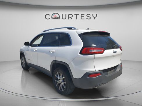 Used 2017 Jeep Cherokee Latitude FWD image 2
