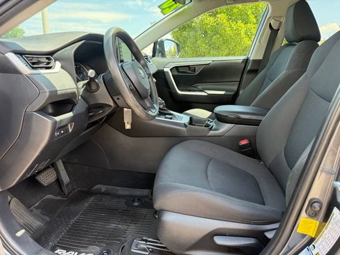 Used 2020 Toyota RAV4 LE w/ Carpet Mat Package AWD/4WD image 12