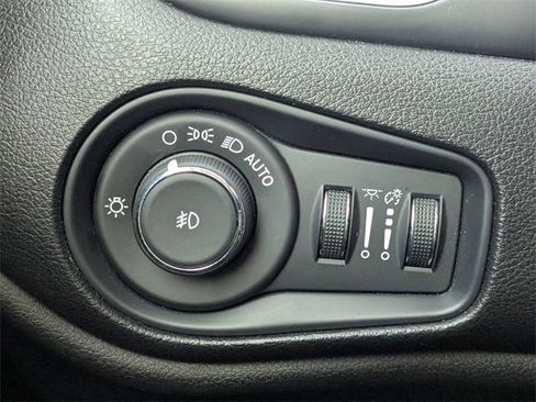 Used 2019 Jeep Renegade Latitude w/ Cold Weather Group image 25