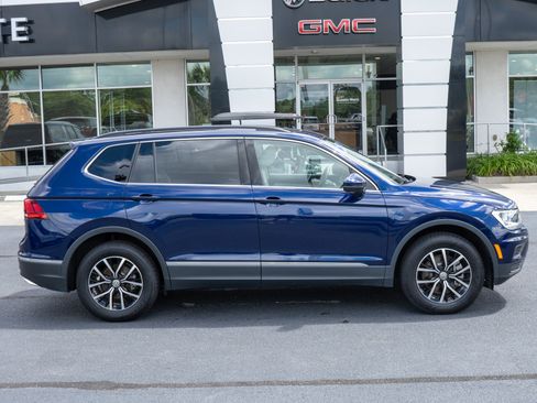 Used 2021 Volkswagen Tiguan SE w/ Panoramic Sunroof Package image 2