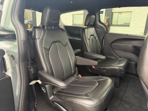 Used 2023 Chrysler Pacifica Touring-L w/ S Appearance Package AWD/4WD image 27
