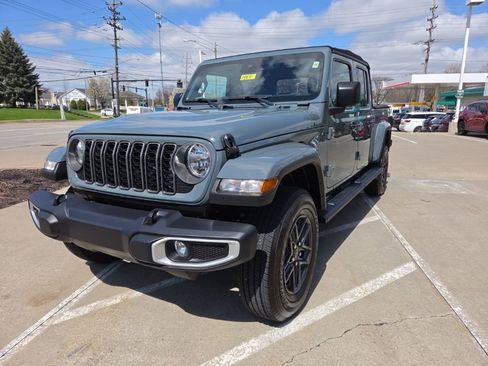 Used 2024 Jeep Gladiator Sport image 7