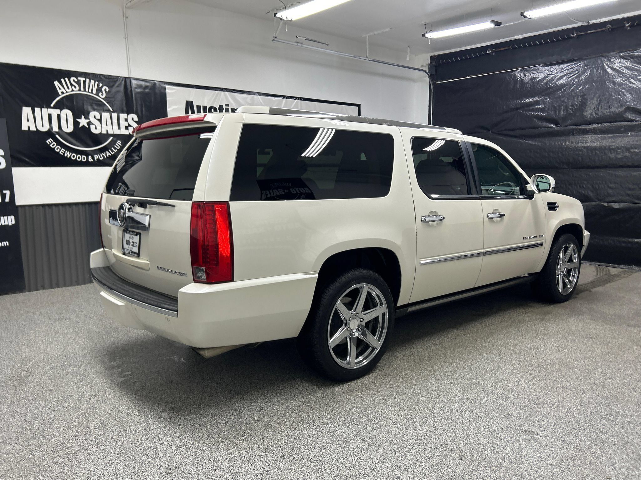 Used 2010 Cadillac Escalade ESV Premium AWD/4WD image 6