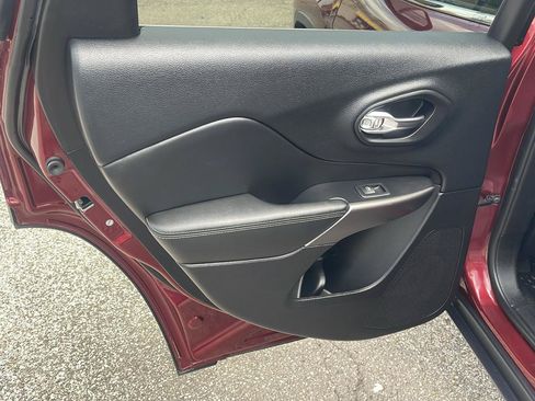 Used 2019 Jeep Cherokee Latitude w/ Cold Weather Group AWD/4WD image 19