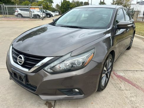 Used 2017 Nissan Altima 2.5 SL w/ 2.5 Technology Package FWD image 2