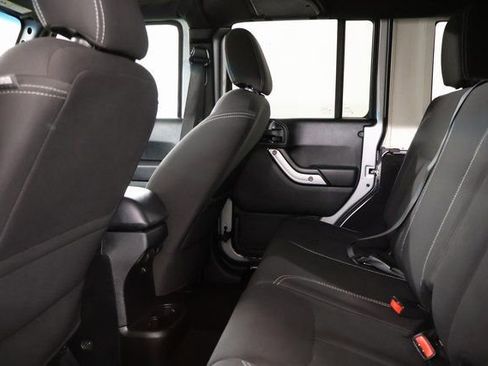 Used 2018 Jeep Wrangler Unlimited Sahara image 29