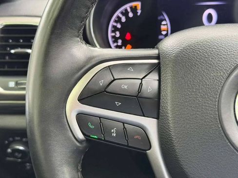 Used 2019 Jeep Grand Cherokee Altitude AWD/4WD image 11