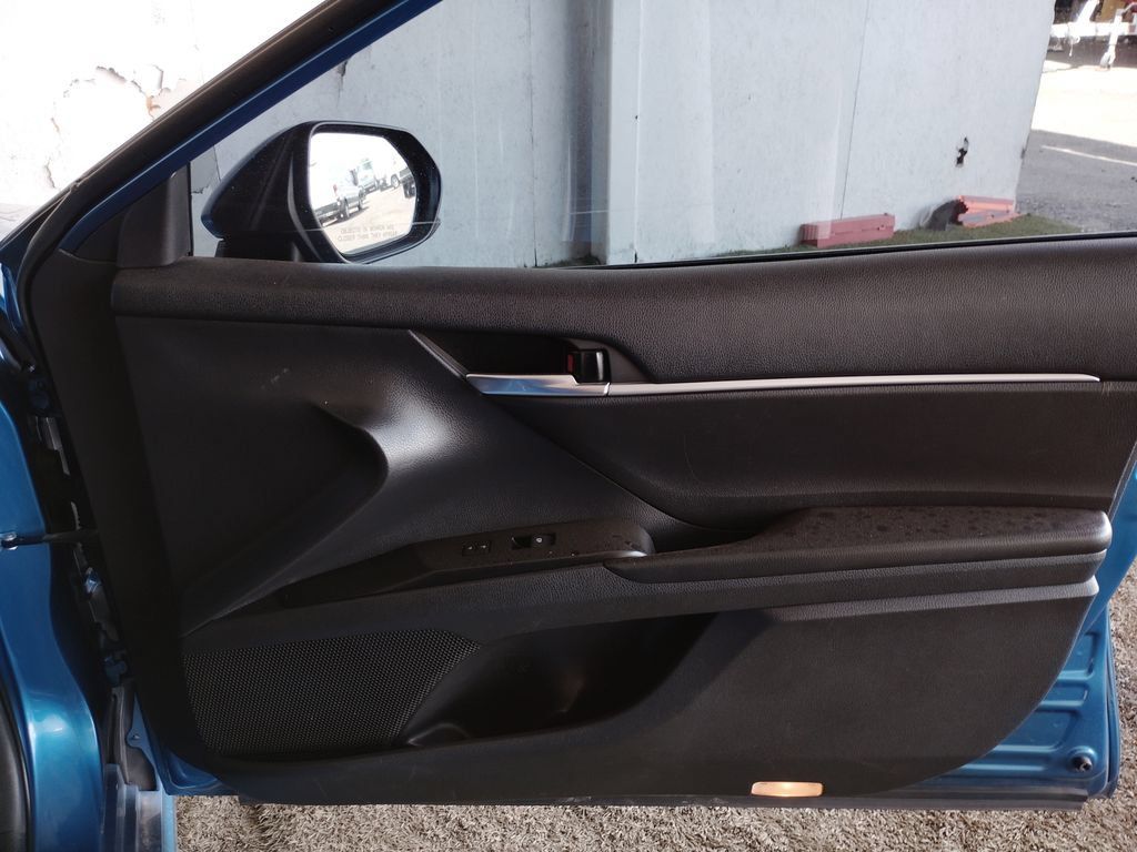 Used 2019 Toyota Camry SE w/ Carpet Mat Package FWD image 11