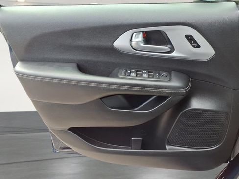 Used 2025 Chrysler Pacifica Limited FWD image 12