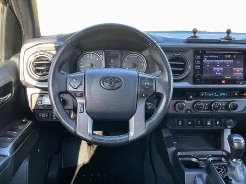 Used 2017 Toyota Tacoma TRD Off-Road image 5