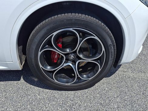 Used 2022 Alfa Romeo Stelvio Veloce image 9