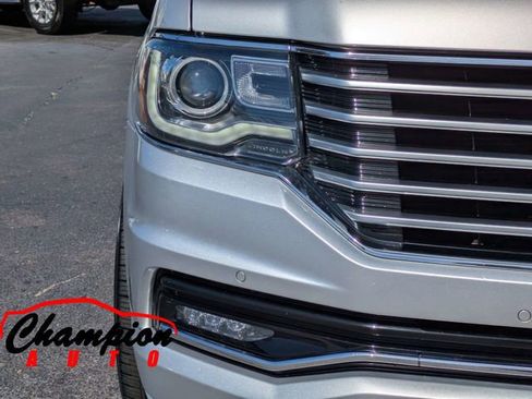 Used 2017 Lincoln Navigator Select image 11