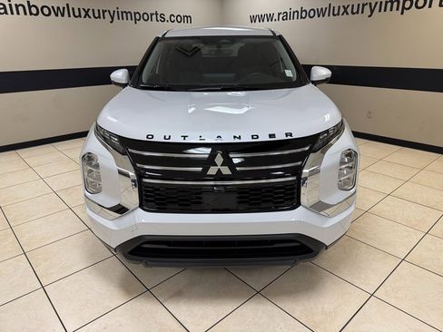 New 2026 Mitsubishi Outlander ES image 2