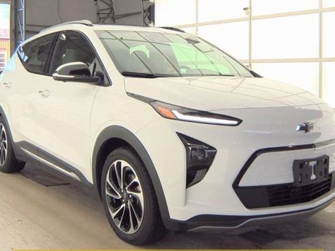 Used 2023 Chevrolet Bolt EUV Premier w/ Sun & Sound Package image 2