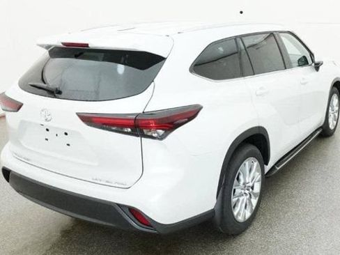 New 2026 Toyota Highlander AWD image 7
