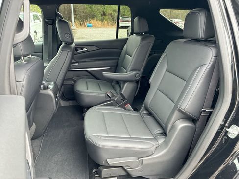 Used 2025 Chevrolet Traverse LT FWD image 24