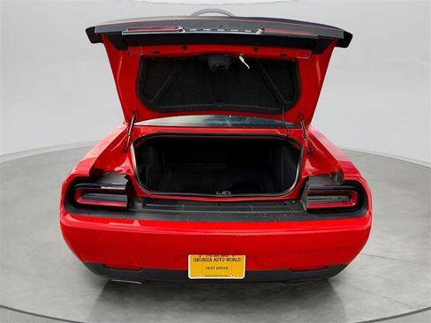 Used 2015 Dodge Challenger SXT image 9