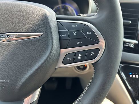 Used 2024 Chrysler Pacifica Touring-L FWD image 31