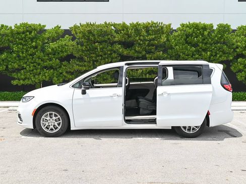 Used 2024 Chrysler Pacifica Touring-L FWD image 8