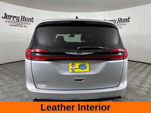 Used 2024 Chrysler Pacifica Touring-L FWD image 7