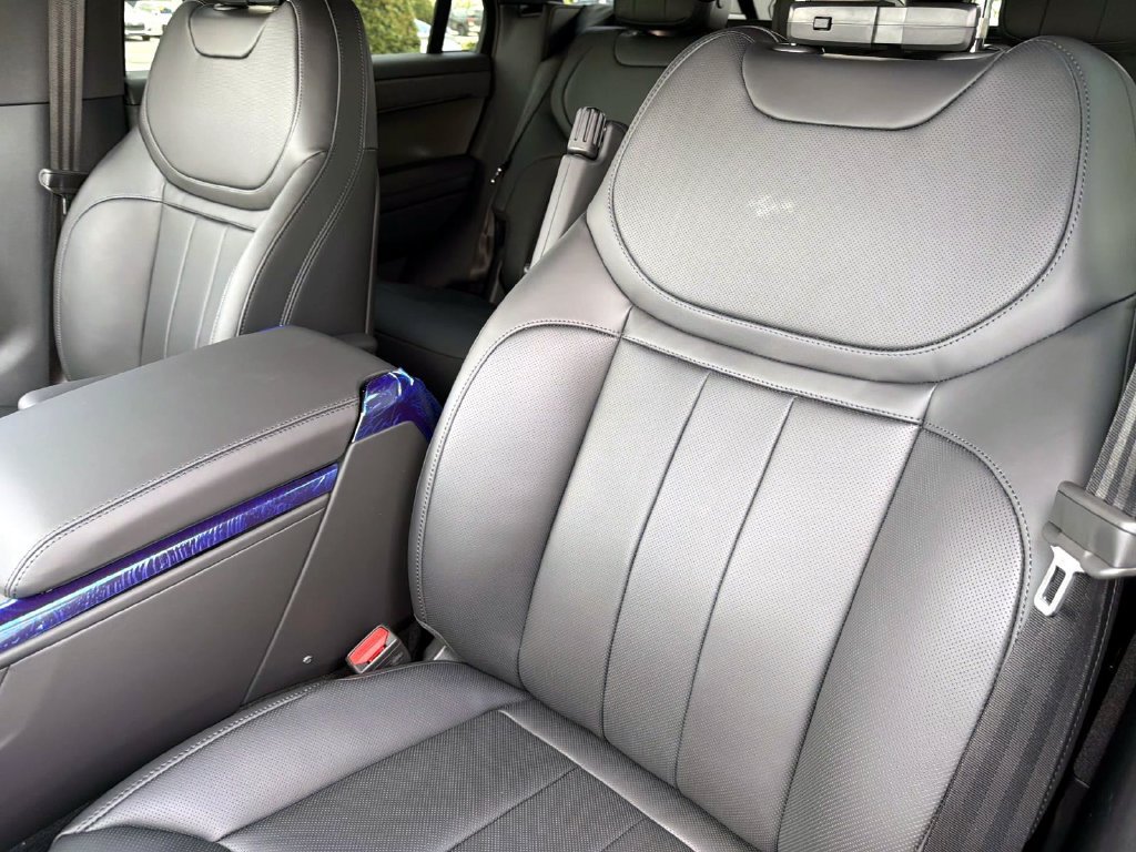 New 2026 Land Rover Range Rover Sport SE AWD/4WD image 18