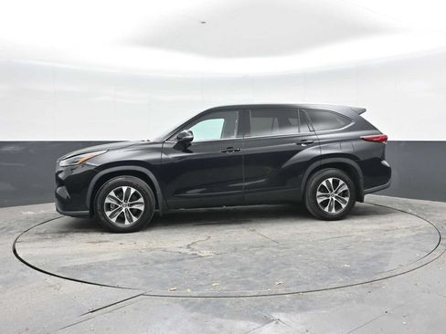 Used 2021 Toyota Highlander XLE AWD/4WD image 4