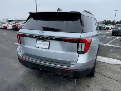 Used 2025 Ford Explorer Active AWD/4WD image 9