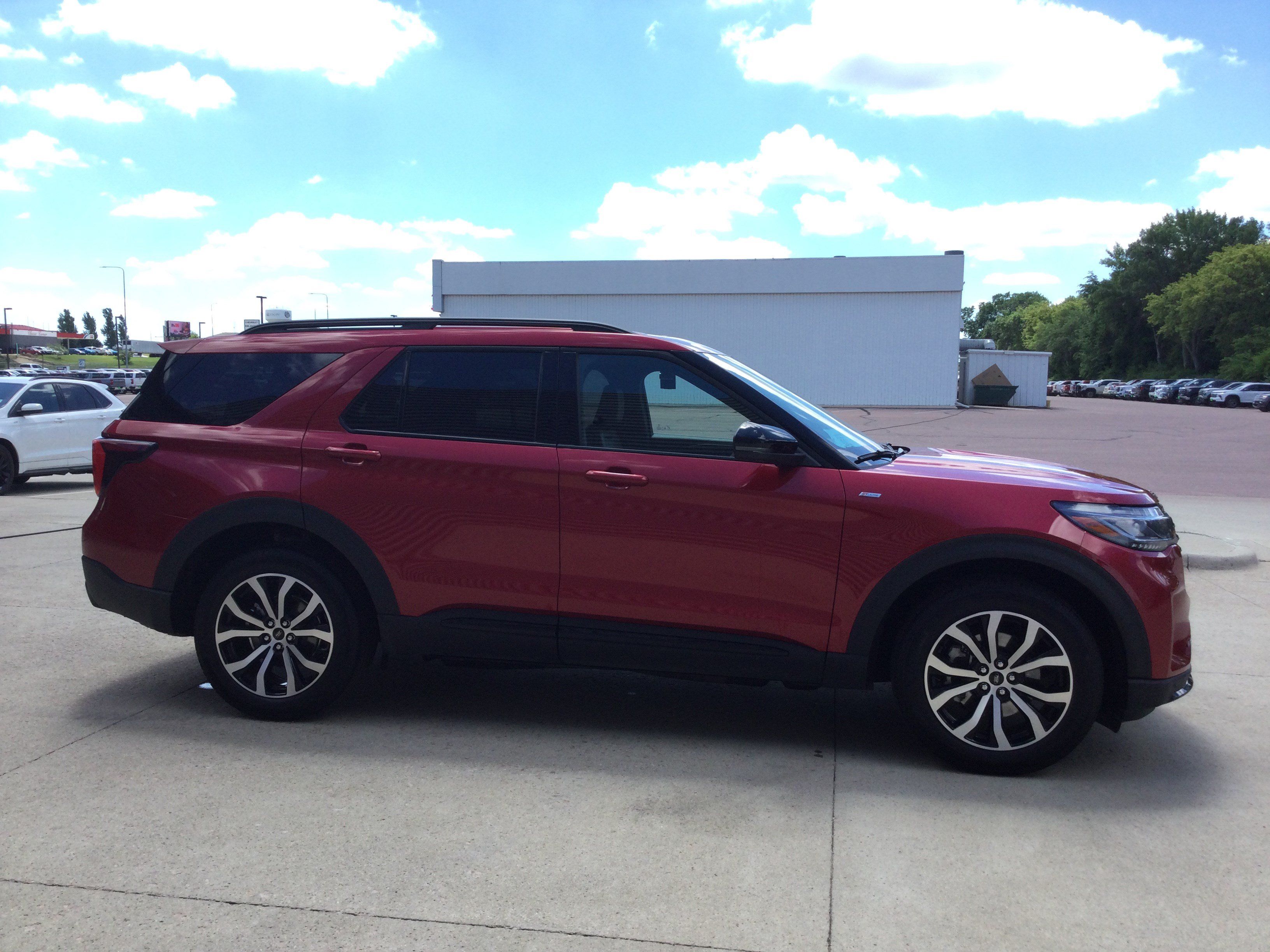 Used 2025 Ford Explorer ST-Line AWD/4WD image 3