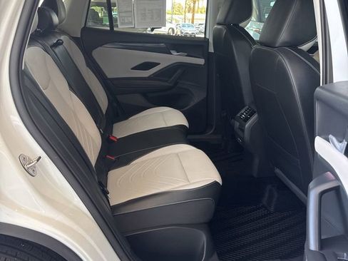 Certified 2025 Volkswagen Tiguan SE FWD image 8