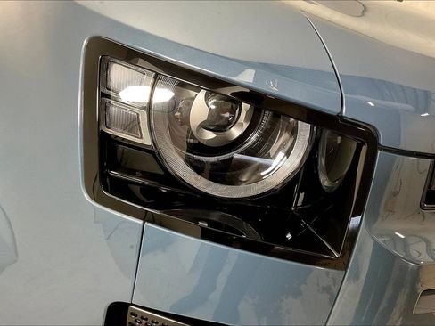 Used 2025 Land Rover Defender 110 X-Dynamic SE image 32