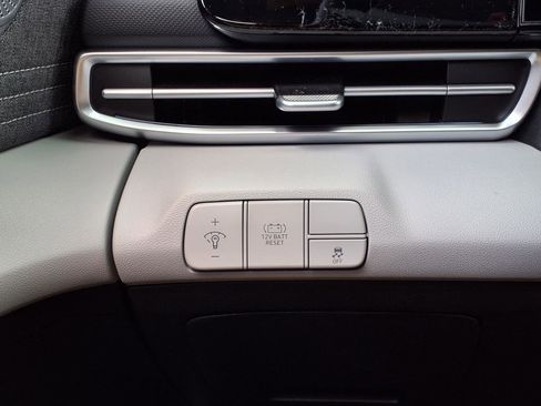 New 2025 Hyundai Elantra Limited image 23