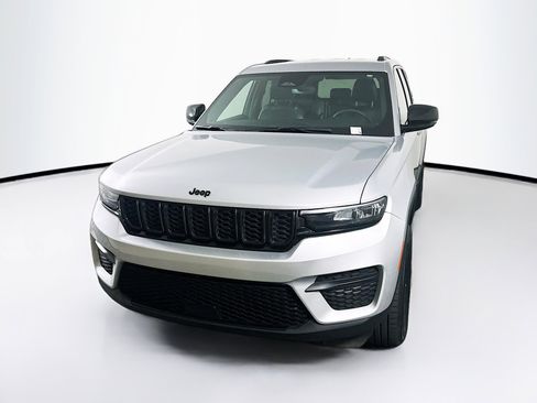 Used 2024 Jeep Grand Cherokee Altitude image 3