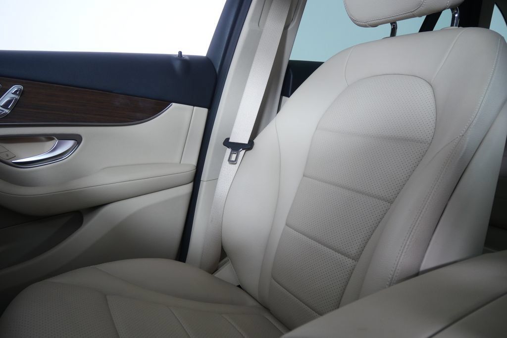 Used 2021 Mercedes-Benz GLC 300 4MATIC image 24