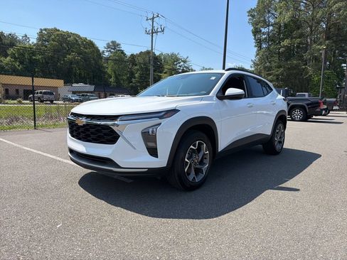 Used 2025 Chevrolet Trax LT w/ LT Convenience Package FWD image 2