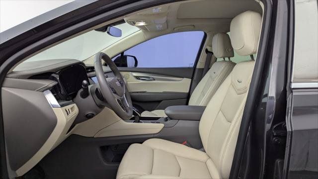 Used 2017 Cadillac XT5 Luxury w/ Driver Awareness Package FWD image 13
