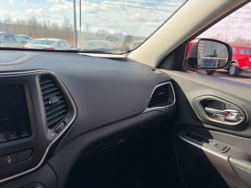 Used 2021 Jeep Cherokee Latitude Lux w/ Comfort/Convenience Group image 18