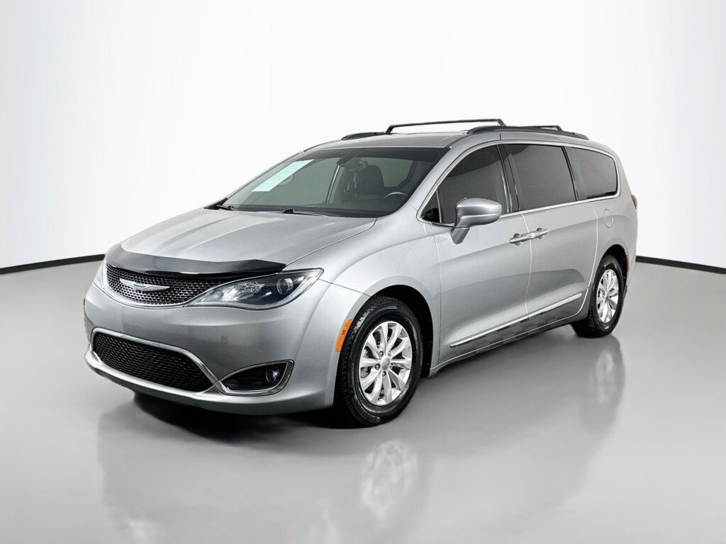 Used 2017 Chrysler Pacifica Touring-L FWD image 1