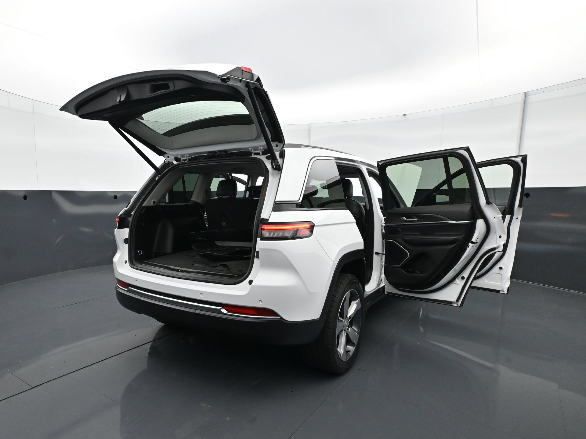 Used 2022 Jeep Grand Cherokee Limited AWD/4WD image 35