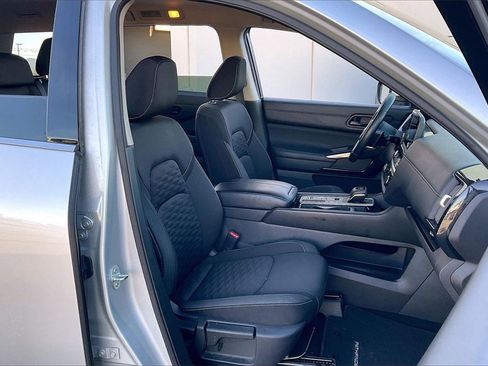 Used 2025 Nissan Pathfinder SV image 7