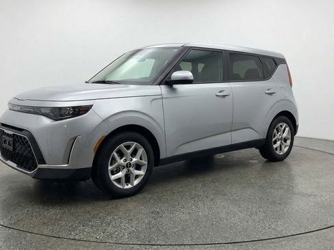 Used 2025 Kia Soul LX w/ LX Technology Package FWD image 3