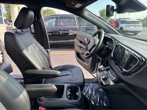 Used 2025 Chrysler Pacifica Select FWD image 39