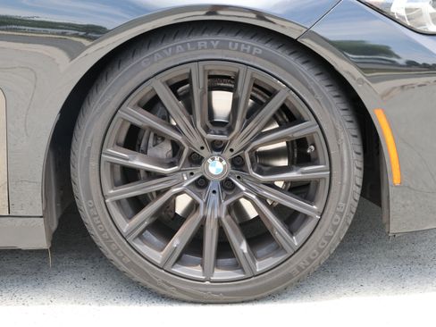 Used 2022 BMW 740i w/ M Sport Package RWD image 11