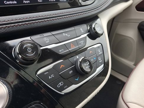 Used 2020 Chrysler Pacifica Limited image 28