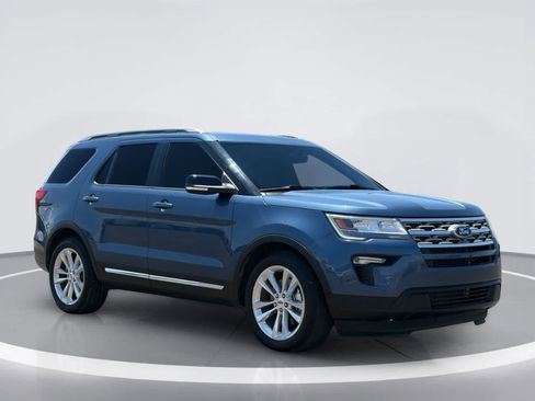 Used 2018 Ford Explorer XLT w/ Equipment Group 202A FWD image 4