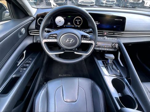 Used 2022 Hyundai Elantra Limited w/ Preferred Accessory Package image 5