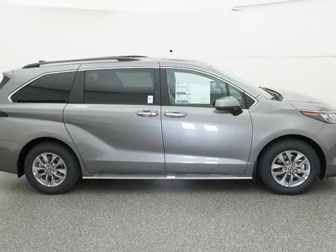 New 2026 Toyota Sienna XLE image 11