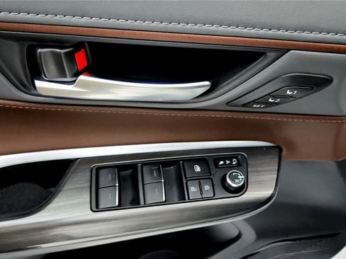 Used 2021 Toyota Venza Limited image 24