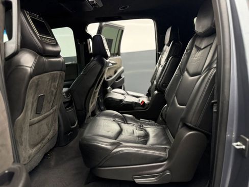 Used 2018 Cadillac Escalade ESV Platinum image 30